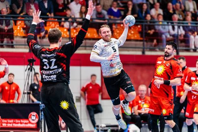 v.l. Leon Grabenstein (TuS N-Luebbecke, 32), Lukas Wucherpfennig (HC Elbflorenz 2006, 05) GER, TuS N-Luebbecke vs. HC Elbflorenz 2006, Handball, 2. Bundesliga, 27. Spieltag, Spielzeit 2024 2025, 14.04.2025 GER, TuS N-Luebbecke vs. HC Elbflorenz 2006, Handball, 2. Bundesliga, 27. Spieltag, Spielzeit 2024 2025, 14.04.2025 Luebbecke