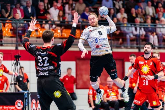 v.l. Leon Grabenstein (TuS N-Luebbecke, 32), Lukas Wucherpfennig (HC Elbflorenz 2006, 05) GER, TuS N-Luebbecke vs. HC Elbflorenz 2006, Handball, 2. Bundesliga, 27. Spieltag, Spielzeit 2024 2025, 14.04.2025 GER, TuS N-Luebbecke vs. HC Elbflorenz 2006, Handball, 2. Bundesliga, 27. Spieltag, Spielzeit 2024 2025, 14.04.2025 Luebbecke