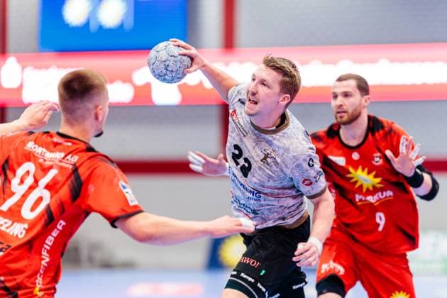 Sport Bilder des Tages v.l. Tim Roman Wieling (TuS N-Luebbecke, 96), Ivar Stavast (HC Elbflorenz 2006, 23), Dominik Ebner (TuS N-Luebbecke, 09) GER, TuS N-Luebbecke vs. HC Elbflorenz 2006, Handball, 2. Bundesliga, 27. Spieltag, Spielzeit 2024 2025, 14.04.2025 GER, TuS N-Luebbecke vs. HC Elbflorenz 2006, Handball, 2. Bundesliga, 27. Spieltag, Spielzeit 2024 2025, 14.04.2025 Luebbecke