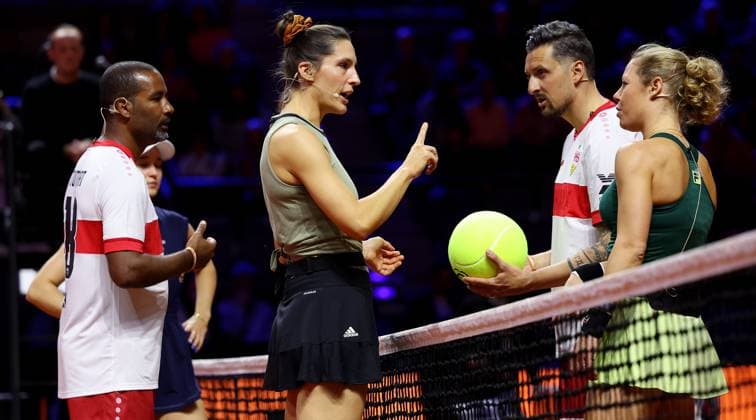 Stuttgart , Porsche Tennis Grand Prix , Doppel-Mixed-Showevent, v.l. Cacau, Andrea Petkovic, Zdravko Kuzmanovic, Laura Siegemund beim Fußballtennis