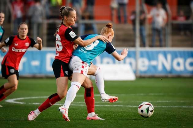 Frauen Fußball-Bundesliga; Bayer 04 Leverkusen - 1. FC Köln, 14.04.2025 Juliette Vidal (Bayer 04 Leverkusen, 56) und Laura Vogt (1. FC Köln, 8) im Zweikampf; Bayer 04 Leverkusen - 1. FC Köln an Spieltag 19 der Google Pixel Frauen-Bundesliga am 14.04.2025 im Ulrich-Haberland-Stadion in Leverkusen (Nordrhein-Westfalen). DFL REGULATIONS PROHIBIT ANY USE OF PHOTOGRAPHS AS IMAGE SEQUENCES AND OR QUASI-VIDEO. Copyright: xBEAUTIFULxSPORTS AxelxKohringx