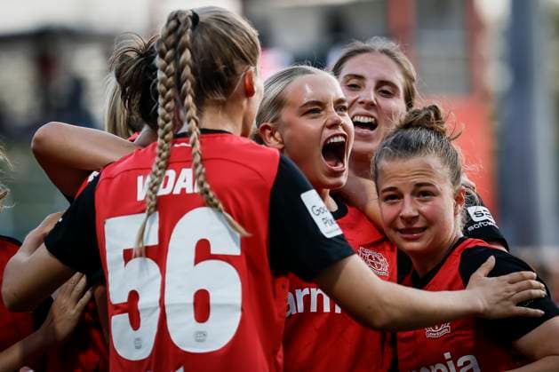 Bilder des Jahres 2025, Sport 04 April Sport Bilder des Tages Frauen Fußball-Bundesliga; Bayer 04 Leverkusen - 1. FC Köln, 14.04.2025 Torjubel nach dem Ausgleich durch Cornelia Kramer (Bayer 04 Leverkusen, 7), Mitte; Bayer 04 Leverkusen - 1. FC Köln an Spieltag 19 der Google Pixel Frauen-Bundesliga am 14.04.2025 im Ulrich-Haberland-Stadion in Leverkusen (Nordrhein-Westfalen). DFL REGULATIONS PROHIBIT ANY USE OF PHOTOGRAPHS AS IMAGE SEQUENCES AND OR QUASI-VIDEO. *** Womens Soccer Bundesliga Bayer 04 Leverkusen 1 FC Köln, 14 04 2025 Goal celebration after the equalizer by Cornelia Kramer Bayer 04 Leverkusen, 7 , center Bayer 04 Leverkusen 1 FC Köln on matchday 19 of the Google Pixel Womens Bundesliga on 14 04 2025 at Ulrich Haberland Stadium in Leverkusen North Rhine-Westphalia DFL REGULATIONS PROHIBIT ANY USE OF PHOTOGRAPHS AS IMAGE SEQUENCES AND OR QUASI VIDEO Copyright: xBEAUTIFULxSPORTS AxelxKohringx