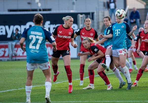 Kopfball von Cornelia Kramer (Bayer 04 Leverkusen, 7) auf das Tor. 14.04.2025, Bayer Leverkusen - 1. FC Köln, Fussball, Google Pixel Frauen-Bundesliga, GER, Leverkusen, Ulrich Haberland Stadion, Saison 24 25, 19. Spieltag DFL regulations prohibit any use of photographs as image sequences and or quasi-video. Copyright: HMBxMedia xMarcoxBader