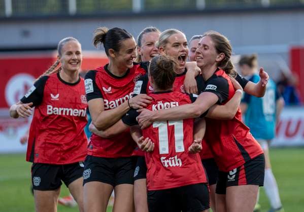 Cornelia Kramer (Bayer 04 Leverkusen, 7) jubelt über ihr Tor. Ihre Mitspielerinnen feiern mit ihr. 14.04.2025, Bayer Leverkusen - 1. FC Köln, Fussball, Google Pixel Frauen-Bundesliga, GER, Leverkusen, Ulrich Haberland Stadion, Saison 24 25, 19. Spieltag DFL regulations prohibit any use of photographs as image sequences and or quasi-video. Copyright: HMBxMedia xMarcoxBader