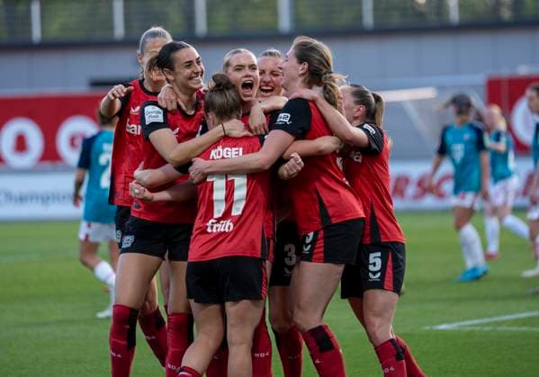 Cornelia Kramer (Bayer 04 Leverkusen, 7) jubelt über ihr Tor. Ihre Mitspielerinnen feiern mit ihr. 14.04.2025, Bayer Leverkusen - 1. FC Köln, Fussball, Google Pixel Frauen-Bundesliga, GER, Leverkusen, Ulrich Haberland Stadion, Saison 24 25, 19. Spieltag DFL regulations prohibit any use of photographs as image sequences and or quasi-video. Copyright: HMBxMedia xMarcoxBader
