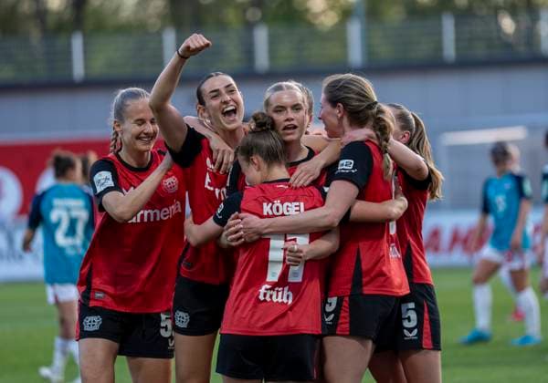 Cornelia Kramer (Bayer 04 Leverkusen, 7) jubelt über ihr Tor. Ihre Mitspielerinnen feiern mit ihr. 14.04.2025, Bayer Leverkusen - 1. FC Köln, Fussball, Google Pixel Frauen-Bundesliga, GER, Leverkusen, Ulrich Haberland Stadion, Saison 24 25, 19. Spieltag DFL regulations prohibit any use of photographs as image sequences and or quasi-video. Copyright: HMBxMedia xMarcoxBader
