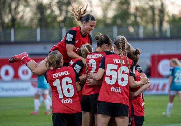 Cornelia Kramer (Bayer 04 Leverkusen, 7) jubelt über ihr Tor. Ihre Mitspielerinnen feiern mit ihr. 14.04.2025, Bayer Leverkusen - 1. FC Köln, Fussball, Google Pixel Frauen-Bundesliga, GER, Leverkusen, Ulrich Haberland Stadion, Saison 24 25, 19. Spieltag DFL regulations prohibit any use of photographs as image sequences and or quasi-video. Copyright: HMBxMedia xMarcoxBader