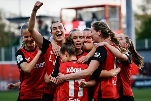 Frauen Fußball-Bundesliga; Bayer 04 Leverkusen - 1. FC Köln, 14.04.2025 Torjubel nach dem Ausgleich durch Cornelia Kramer (Bayer 04 Leverkusen, 7), Mitte; Bayer 04 Leverkusen - 1. FC Köln an Spieltag 19 der Google Pixel Frauen-Bundesliga am 14.04.2025 im Ulrich-Haberland-Stadion in Leverkusen (Nordrhein-Westfalen). DFL REGULATIONS PROHIBIT ANY USE OF PHOTOGRAPHS AS IMAGE SEQUENCES AND OR QUASI-VIDEO. Copyright: xBEAUTIFULxSPORTS AxelxKohringx