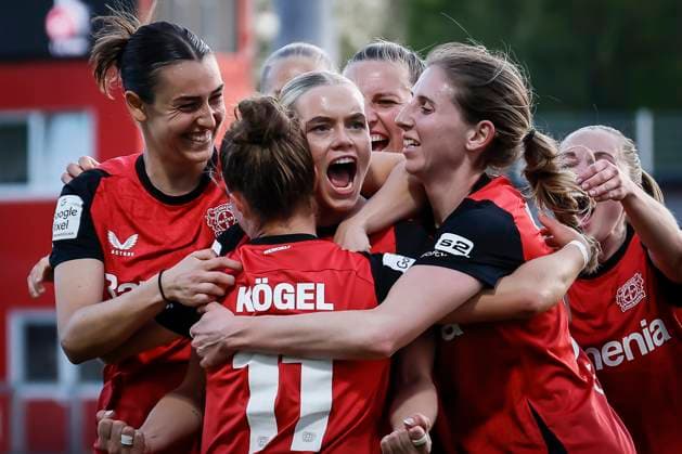 Frauen Fußball-Bundesliga; Bayer 04 Leverkusen - 1. FC Köln, 14.04.2025 Torjubel nach dem Ausgleich durch Cornelia Kramer (Bayer 04 Leverkusen, 7), Mitte; Bayer 04 Leverkusen - 1. FC Köln an Spieltag 19 der Google Pixel Frauen-Bundesliga am 14.04.2025 im Ulrich-Haberland-Stadion in Leverkusen (Nordrhein-Westfalen). DFL REGULATIONS PROHIBIT ANY USE OF PHOTOGRAPHS AS IMAGE SEQUENCES AND OR QUASI-VIDEO. Copyright: xBEAUTIFULxSPORTS AxelxKohringx