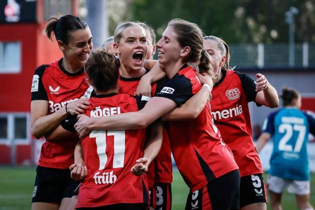 Frauen Fußball-Bundesliga; Bayer 04 Leverkusen - 1. FC Köln, 14.04.2025 Torjubel nach dem Ausgleich durch Cornelia Kramer (Bayer 04 Leverkusen, 7), Mitte; Bayer 04 Leverkusen - 1. FC Köln an Spieltag 19 der Google Pixel Frauen-Bundesliga am 14.04.2025 im Ulrich-Haberland-Stadion in Leverkusen (Nordrhein-Westfalen). DFL REGULATIONS PROHIBIT ANY USE OF PHOTOGRAPHS AS IMAGE SEQUENCES AND OR QUASI-VIDEO. Copyright: xBEAUTIFULxSPORTS AxelxKohringx