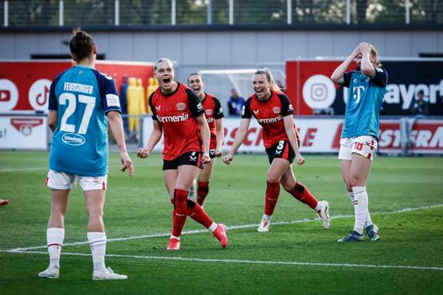 Frauen Fußball-Bundesliga; Bayer 04 Leverkusen - 1. FC Köln, 14.04.2025 Torjubel nach dem Ausgleich durch Cornelia Kramer (Bayer 04 Leverkusen, 7), Taylor Ziemer (1. FC Köln, 18) schlägt die Hände vors Gesicht; Bayer 04 Leverkusen - 1. FC Köln an Spieltag 19 der Google Pixel Frauen-Bundesliga am 14.04.2025 im Ulrich-Haberland-Stadion in Leverkusen (Nordrhein-Westfalen). DFL REGULATIONS PROHIBIT ANY USE OF PHOTOGRAPHS AS IMAGE SEQUENCES AND OR QUASI-VIDEO. Copyright: xBEAUTIFULxSPORTS AxelxKohringx