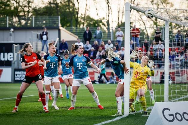 Sport Bilder des Tages Frauen Fußball-Bundesliga; Bayer 04 Leverkusen - 1. FC Köln, 14.04.2025 Der Treffer zum 1:1 Ausgleich durch Cornelia Kramer (Bayer 04 Leverkusen, 7), nicht im Bild - Torhüterin Aurora Mikalsen (1. FC Köln, 23) kommt zu spät; Bayer 04 Leverkusen - 1. FC Köln an Spieltag 19 der Google Pixel Frauen-Bundesliga am 14.04.2025 im Ulrich-Haberland-Stadion in Leverkusen (Nordrhein-Westfalen). DFL REGULATIONS PROHIBIT ANY USE OF PHOTOGRAPHS AS IMAGE SEQUENCES AND OR QUASI-VIDEO. Copyright: xBEAUTIFULxSPORTS AxelxKohringx