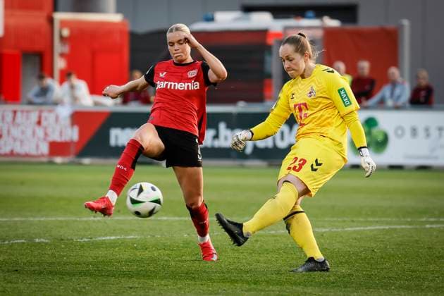 Frauen Fußball-Bundesliga; Bayer 04 Leverkusen - 1. FC Köln, 14.04.2025 Cornelia Kramer (Bayer 04 Leverkusen, 7) stört Keepern Aurora Mikalsen (1. FC Köln, 23) beim Abschlag; Bayer 04 Leverkusen - 1. FC Köln an Spieltag 19 der Google Pixel Frauen-Bundesliga am 14.04.2025 im Ulrich-Haberland-Stadion in Leverkusen (Nordrhein-Westfalen). DFL REGULATIONS PROHIBIT ANY USE OF PHOTOGRAPHS AS IMAGE SEQUENCES AND OR QUASI-VIDEO. Copyright: xBEAUTIFULxSPORTS AxelxKohringx