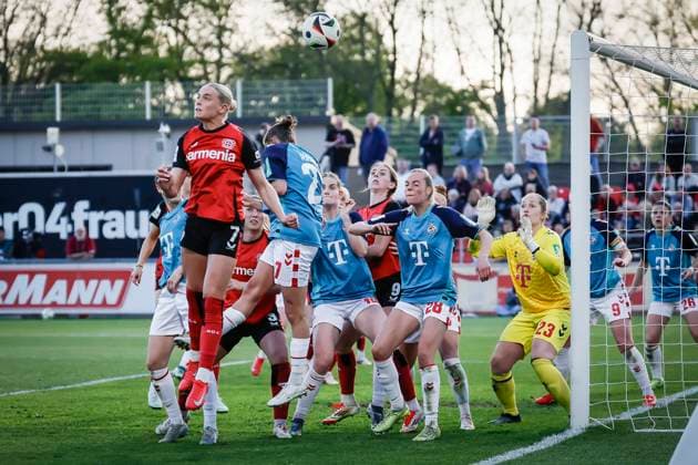 Frauen Fußball-Bundesliga; Bayer 04 Leverkusen - 1. FC Köln, 14.04.2025 Cornelia Kramer (Bayer 04 Leverkusen, 7) per Kopf verfehlt das Tor, Aurora Mikalsen (1. FC Köln, 23) braucht nicht einzugreifen; Bayer 04 Leverkusen - 1. FC Köln an Spieltag 19 der Google Pixel Frauen-Bundesliga am 14.04.2025 im Ulrich-Haberland-Stadion in Leverkusen (Nordrhein-Westfalen). DFL REGULATIONS PROHIBIT ANY USE OF PHOTOGRAPHS AS IMAGE SEQUENCES AND OR QUASI-VIDEO. Copyright: xBEAUTIFULxSPORTS AxelxKohringx