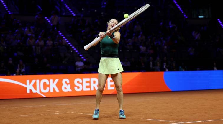 Stuttgart , Porsche Tennis Grand Prix , Doppel-Mixed-Showevent, Laura Siegemund mit überdimensional großem Tennisschläger