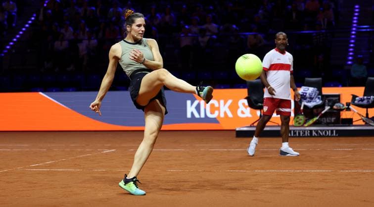 Stuttgart , Porsche Tennis Grand Prix , Doppel-Mixed-Showevent, v.l. Andrea Petkovic und Cacau spielen Fußballtennis