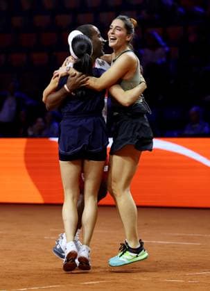 Stuttgart , Porsche Tennis Grand Prix , Doppel-Mixed-Showevent, v.l. Eva Lys, Cacau und Andrea Petkovic feiern den Sieg