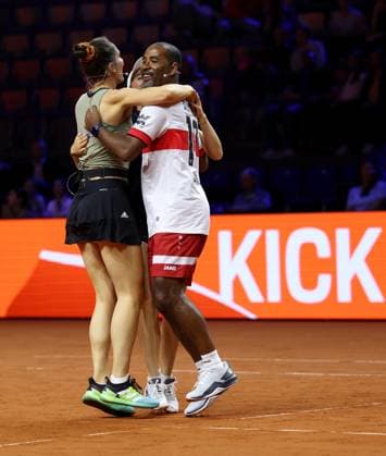 Stuttgart , Porsche Tennis Grand Prix , Doppel-Mixed-Showevent, v.l. Andrea Petkovic , Eva Lys und Cacau feiern den Sieg