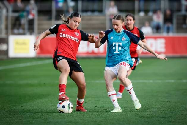 Frauen Fußball-Bundesliga; Bayer 04 Leverkusen - 1. FC Köln, 14.04.2025 Estrella Merino Gonzales (Bayer 04 Leverkusen, 20) und Laura Donhauser (1. FC Köln, 25) im Zweikampf; Bayer 04 Leverkusen - 1. FC Köln an Spieltag 19 der Google Pixel Frauen-Bundesliga am 14.04.2025 im Ulrich-Haberland-Stadion in Leverkusen (Nordrhein-Westfalen). DFL REGULATIONS PROHIBIT ANY USE OF PHOTOGRAPHS AS IMAGE SEQUENCES AND OR QUASI-VIDEO. Copyright: xBEAUTIFULxSPORTS AxelxKohringx