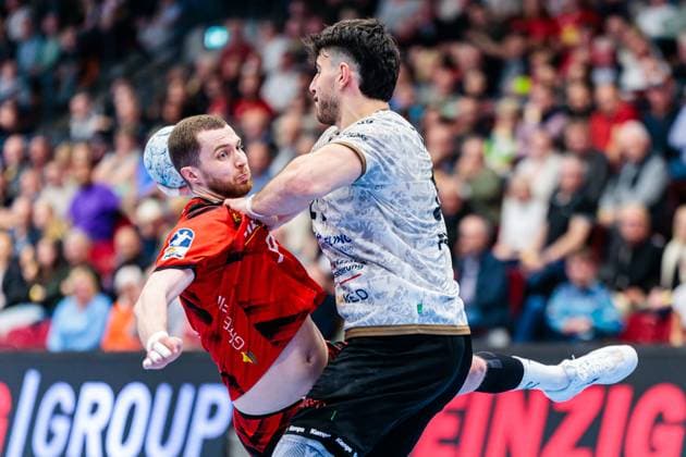 v.l. Dominik Ebner (TuS N-Luebbecke, 09), Doruk Pehlivan (HC Elbflorenz 2006, 11) GER, TuS N-Luebbecke vs. HC Elbflorenz 2006, Handball, 2. Bundesliga, 27. Spieltag, Spielzeit 2024 2025, 14.04.2025 GER, TuS N-Luebbecke vs. HC Elbflorenz 2006, Handball, 2. Bundesliga, 27. Spieltag, Spielzeit 2024 2025, 14.04.2025 Luebbecke