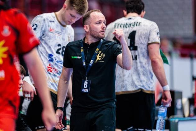 Andre Haber (HC Elbflorenz 2006, Trainer) jubelt freut sich GER, TuS N-Luebbecke vs. HC Elbflorenz 2006, Handball, 2. Bundesliga, 27. Spieltag, Spielzeit 2024 2025, 14.04.2025 GER, TuS N-Luebbecke vs. HC Elbflorenz 2006, Handball, 2. Bundesliga, 27. Spieltag, Spielzeit 2024 2025, 14.04.2025 Luebbecke