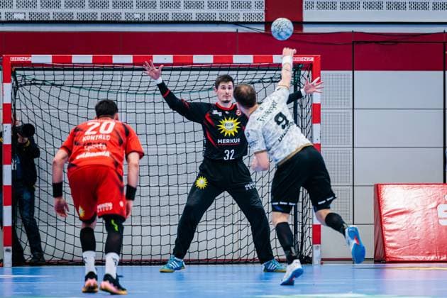 v.l. Tin Kontrec (TuS N-Luebbecke, 20), Leon Grabenstein (TuS N-Luebbecke, 32), Julius Dierberg (HC Elbflorenz 2006, 09) beim Siebenmeter 7 Meter Wurf GER, TuS N-Luebbecke vs. HC Elbflorenz 2006, Handball, 2. Bundesliga, 27. Spieltag, Spielzeit 2024 2025, 14.04.2025 GER, TuS N-Luebbecke vs. HC Elbflorenz 2006, Handball, 2. Bundesliga, 27. Spieltag, Spielzeit 2024 2025, 14.04.2025 Luebbecke