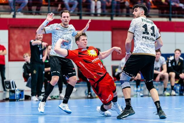 v.l. Julius Dierberg (HC Elbflorenz 2006, 09), Alexander Schulze (TuS N-Luebbecke, 14), Doruk Pehlivan (HC Elbflorenz 2006, 11) GER, TuS N-Luebbecke vs. HC Elbflorenz 2006, Handball, 2. Bundesliga, 27. Spieltag, Spielzeit 2024 2025, 14.04.2025 GER, TuS N-Luebbecke vs. HC Elbflorenz 2006, Handball, 2. Bundesliga, 27. Spieltag, Spielzeit 2024 2025, 14.04.2025 Luebbecke