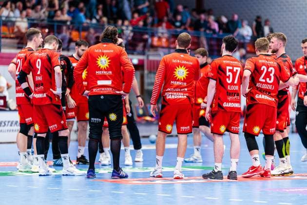 Die Mannschaft von TuS N-Luebbecke ist enttaeuscht traurig nach 24:28 Niederlage GER, TuS N-Luebbecke vs. HC Elbflorenz 2006, Handball, 2. Bundesliga, 27. Spieltag, Spielzeit 2024 2025, 14.04.2025 GER, TuS N-Luebbecke vs. HC Elbflorenz 2006, Handball, 2. Bundesliga, 27. Spieltag, Spielzeit 2024 2025, 14.04.2025 Luebbecke