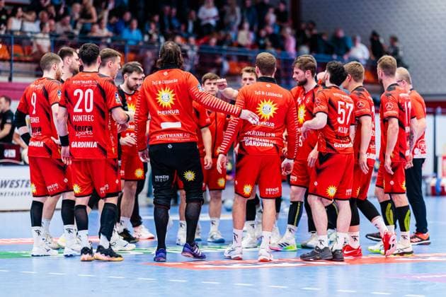 Die Mannschaft von TuS N-Luebbecke ist enttaeuscht traurig nach 24:28 Niederlage GER, TuS N-Luebbecke vs. HC Elbflorenz 2006, Handball, 2. Bundesliga, 27. Spieltag, Spielzeit 2024 2025, 14.04.2025 GER, TuS N-Luebbecke vs. HC Elbflorenz 2006, Handball, 2. Bundesliga, 27. Spieltag, Spielzeit 2024 2025, 14.04.2025 Luebbecke