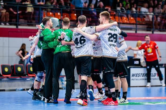 Die Mannschaft von HC Elbflorenz 2006 jubelt freut sich nach 24:28 Sieg GER, TuS N-Luebbecke vs. HC Elbflorenz 2006, Handball, 2. Bundesliga, 27. Spieltag, Spielzeit 2024 2025, 14.04.2025 GER, TuS N-Luebbecke vs. HC Elbflorenz 2006, Handball, 2. Bundesliga, 27. Spieltag, Spielzeit 2024 2025, 14.04.2025 Luebbecke