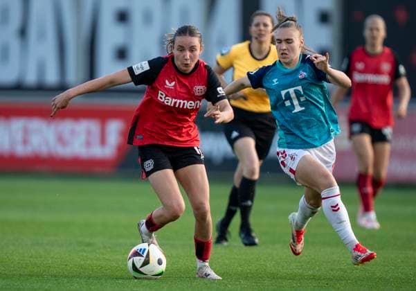 Zweikampf zwischen: Loreen Bender (Bayer 04 Leverkusen, 19) und Alena Bienz (1. FC Koeln, 11) 14.04.2025, Bayer Leverkusen - 1. FC Köln, Fussball, Google Pixel Frauen-Bundesliga, GER, Leverkusen, Ulrich Haberland Stadion, Saison 24 25, 19. Spieltag DFL regulations prohibit any use of photographs as image sequences and or quasi-video. Copyright: HMBxMedia xMarcoxBader