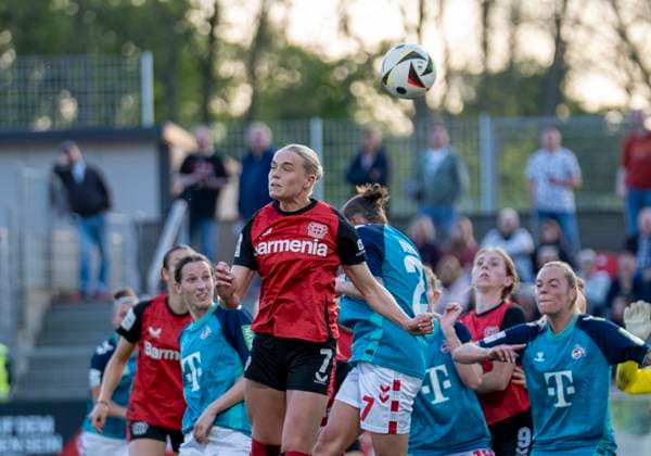 Cornelia Kramer (Bayer 04 Leverkusen, 7) beim Kopfball 14.04.2025, Bayer Leverkusen - 1. FC Köln, Fussball, Google Pixel Frauen-Bundesliga, GER, Leverkusen, Ulrich Haberland Stadion, Saison 24 25, 19. Spieltag DFL regulations prohibit any use of photographs as image sequences and or quasi-video. Copyright: HMBxMedia xMarcoxBader
