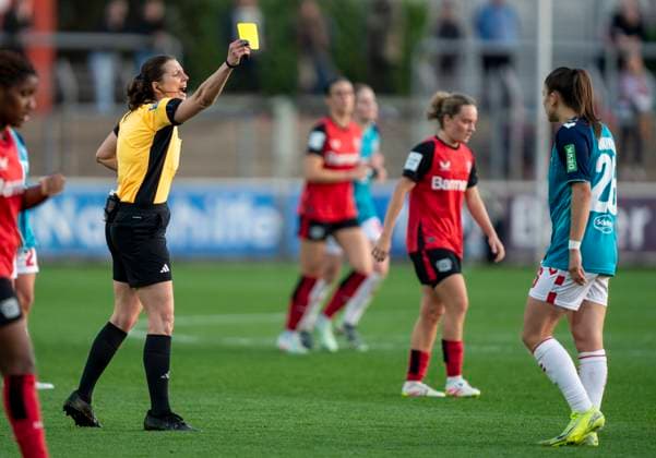 Annika Kost (DFB-Schiedsrichter, Schwerte) zeigt Martyna Wiankowska (1. FC Koeln, 26) die gelbe Karte. 14.04.2025, Bayer Leverkusen - 1. FC Köln, Fussball, Google Pixel Frauen-Bundesliga, GER, Leverkusen, Ulrich Haberland Stadion, Saison 24 25, 19. Spieltag DFL regulations prohibit any use of photographs as image sequences and or quasi-video. Copyright: HMBxMedia xMarcoxBader