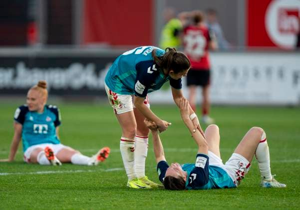 Nach Abpfiff liegen die Spielerinnen auf dem Boden. 14.04.2025, Bayer Leverkusen - 1. FC Köln, Fussball, Google Pixel Frauen-Bundesliga, GER, Leverkusen, Ulrich Haberland Stadion, Saison 24 25, 19. Spieltag DFL regulations prohibit any use of photographs as image sequences and or quasi-video. Copyright: HMBxMedia xMarcoxBader