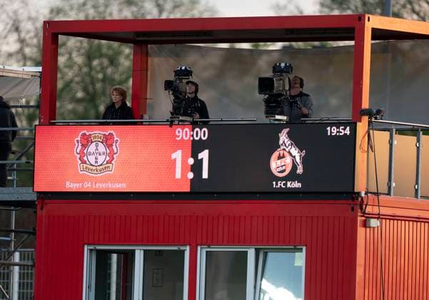 Endstand im Ulrich Haberland Stadion. Anzeigetafel. 14.04.2025, Bayer Leverkusen - 1. FC Köln, Fussball, Google Pixel Frauen-Bundesliga, GER, Leverkusen, Ulrich Haberland Stadion, Saison 24 25, 19. Spieltag DFL regulations prohibit any use of photographs as image sequences and or quasi-video. Copyright: HMBxMedia xMarcoxBader