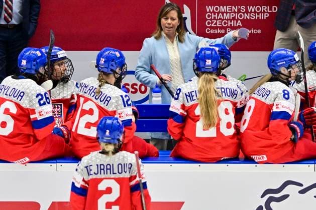Head coach Carla MacLeod (CZE) talks to her players during the IIHF Women s World Championship, WM, Weltmeisterschaft Group A, match Czechia vs Canada, in Ceske Budejovice, Czech Republic, on April 14, 2025. (CTKxPhoto VaclavxPancer) CTKPhotoP2025041407442  CTKPhotoP2025041407442