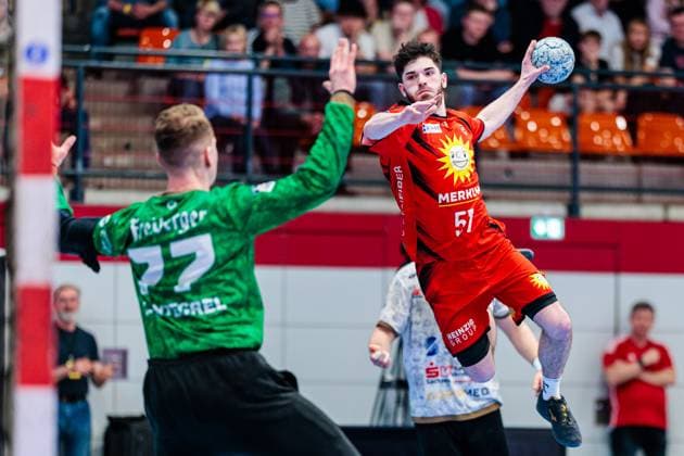 v.l. Robin Cantegrel (HC Elbflorenz 2006, 77), Tim Kloor (TuS N-Luebbecke, 57) GER, TuS N-Luebbecke vs. HC Elbflorenz 2006, Handball, 2. Bundesliga, 27. Spieltag, Spielzeit 2024 2025, 14.04.2025 GER, TuS N-Luebbecke vs. HC Elbflorenz 2006, Handball, 2. Bundesliga, 27. Spieltag, Spielzeit 2024 2025, 14.04.2025 Luebbecke