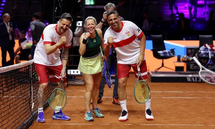 Stuttgart , Porsche Tennis Grand Prix , Doppel-Mixed-Showevent,, v.l. Zdravko Kuzmanovic, Laura Siegemund und Fernando Meira jubeln über den Sieg beim Fußballtennis