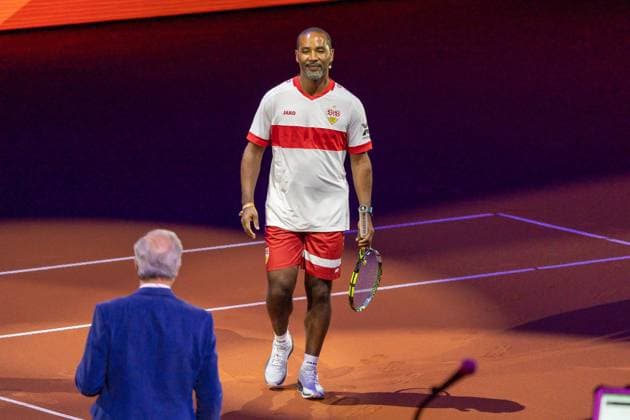 Cacau betritt den Court, Kick & Serve: VfB Stuttgart meets Porsche Tennis, Porsche Tennis Grand Prix, Porsche Arena, 14.04.2025, Kick & Serve: VfB Stuttgart meets Porsche Tennis, Porsche Tennis Grand Prix, Porsche Arena, 14.04.2025, Stuttgart Copyright: xEibner-Pressefoto EdwardxCheungx EP_ECG
