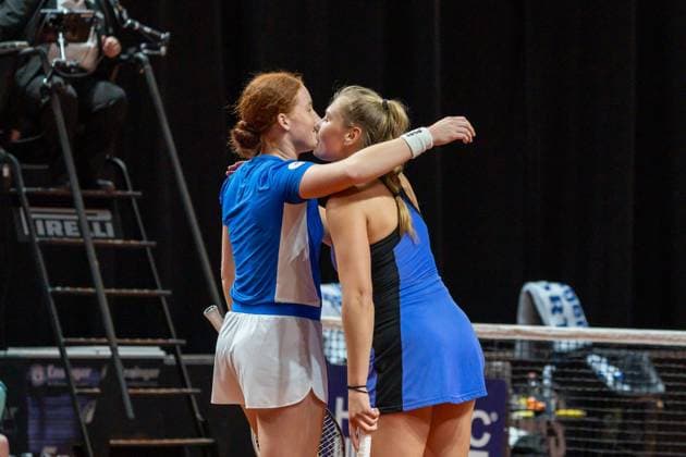 Freundliche Umarmung auch bei Nastasja Schunk und Ella Seidel, Jelena Ostapenko Dayana Yastremska vs. Nastasja Schunk Ella Seidel, Tennis, Porsche Tennis Grand Prix, Court 1, Doppel Frauen, Runde 1, Spielzeit 2025, 14.04.2025, Jelena Ostapenko Dayana Yastremska vs. Nastasja Schunk Ella Seidel, Tennis, Porsche Tennis Grand Prix, Court 1, Doppel Frauen, Runde 1, Spielzeit 2025, 14.04.2025, Stuttgart Copyright: xEibner-Pressefoto EdwardxCheungx EP_ECG