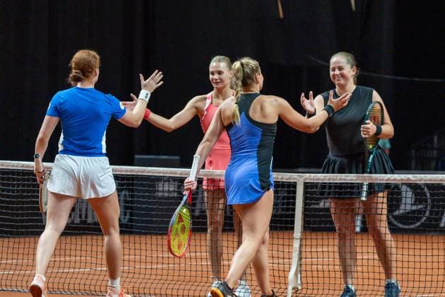 Beide Teams klatschen sich nach dem Spiel ab, Jelena Ostapenko Dayana Yastremska vs. Nastasja Schunk Ella Seidel, Tennis, Porsche Tennis Grand Prix, Court 1, Doppel Frauen, Runde 1, Spielzeit 2025, 14.04.2025, Jelena Ostapenko Dayana Yastremska vs. Nastasja Schunk Ella Seidel, Tennis, Porsche Tennis Grand Prix, Court 1, Doppel Frauen, Runde 1, Spielzeit 2025, 14.04.2025, Stuttgart Copyright: xEibner-Pressefoto EdwardxCheungx EP_ECG