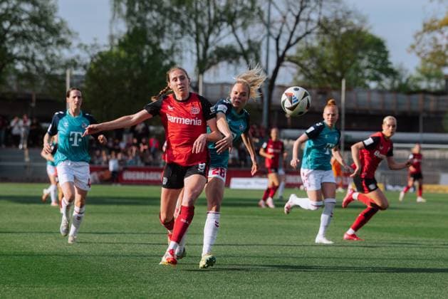 14.04.25, Frauen, Fussball, 1.BL, Saison 2024 2025, Bayer 04 Leverkusen - 1. FC Köln, 19. Spieltag Caroline Kehrer 9 von Bayer 04 Leverkusen im Zweikampf mit Janina Hechler 28 vom 1.FC Koeln Leverkusen Ulrich-Haberland-Stadion NRW Deutschland