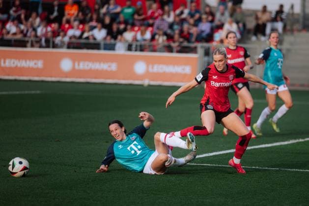 14.04.25, Frauen, Fussball, 1.BL, Saison 2024 2025, Bayer 04 Leverkusen - 1. FC Köln, 19. Spieltag Cornelia Kramer 7 von Bayer 04 Leverkusen im Zweikampf mit Sara Agrez 4 vom 1.FC Koeln Leverkusen Ulrich-Haberland-Stadion NRW Deutschland