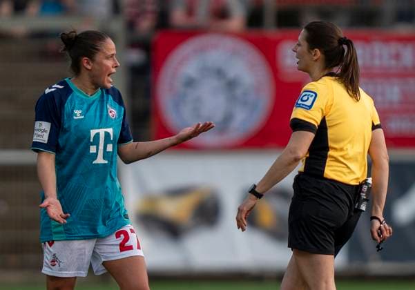 Laura Feiersinger (1. FC Koeln, 26) diskutiert mir Annika Kost (DFB-Schiedsrichter, Schwerte) 14.04.2025, Bayer Leverkusen - 1. FC Köln, Fussball, Google Pixel Frauen-Bundesliga, GER, Leverkusen, Ulrich Haberland Stadion, Saison 24 25, 19. Spieltag DFL regulations prohibit any use of photographs as image sequences and or quasi-video. Copyright: HMBxMedia xMarcoxBader