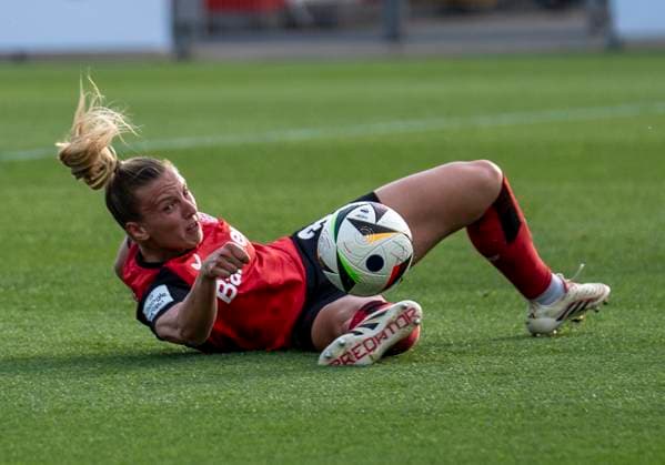 Melissa Friedrich (Bayer 04 Leverkusen, 3) liegt am Boden und spielt den Ball. 14.04.2025, Bayer Leverkusen - 1. FC Köln, Fussball, Google Pixel Frauen-Bundesliga, GER, Leverkusen, Ulrich Haberland Stadion, Saison 24 25, 19. Spieltag DFL regulations prohibit any use of photographs as image sequences and or quasi-video. Copyright: HMBxMedia xMarcoxBader