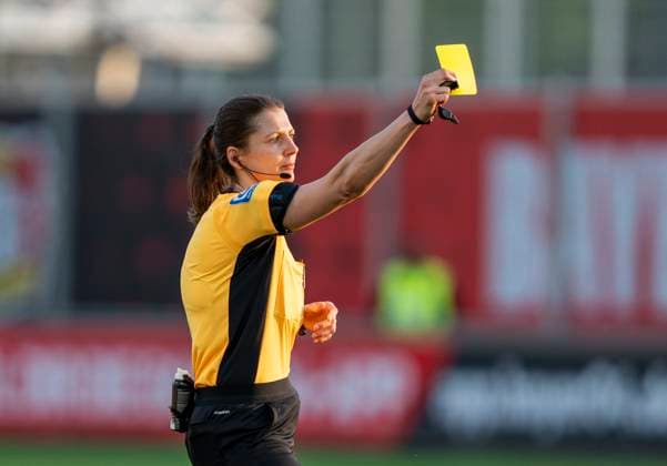 Annika Kost (DFB-Schiedsrichter, Schwerte) zeigt die gelbe Karte. 14.04.2025, Bayer Leverkusen - 1. FC Köln, Fussball, Google Pixel Frauen-Bundesliga, GER, Leverkusen, Ulrich Haberland Stadion, Saison 24 25, 19. Spieltag DFL regulations prohibit any use of photographs as image sequences and or quasi-video. Copyright: HMBxMedia xMarcoxBader