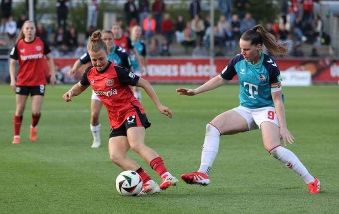 Kristin Kögel (Leverkusen, L) und Adriana Achcinska (Köln), Leverkusen, Germany 14.04.2025, Frauen Bundesliga, 19. Spieltag, Bayer 04 Leverkusen - 1. FC Köln.