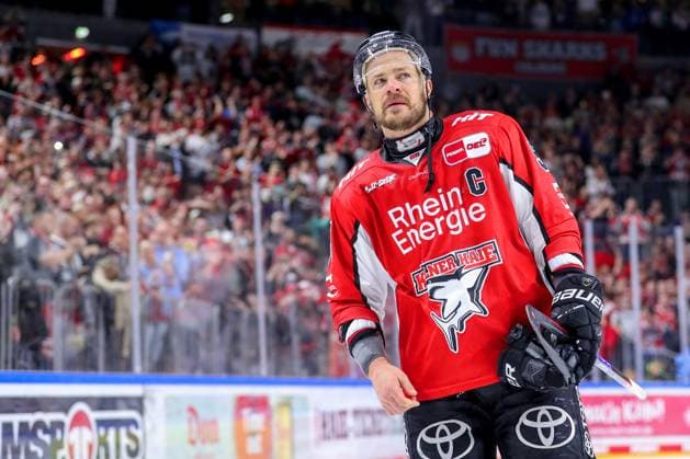 14.04.2025, Eishockey, DEL Play-offs, Kölner Haie - ERC Ingolstadt, Halbfinale Spiel 6, Lanxess-Arena Köln: Abschlussjubel nach dem EInzug der Kölner Haie ins Finale. Die Haie Siegen mit 3:2 gegen Ingolstadt durch Torschütze Justin Schütz (Kölner Haie 10) in der Verlängerung. Moritz Müller (Kölner Haie 91) Nordrhein-Westfalen Deutschland *** 14 04 2025, Ice field hockey, DEL Play offs, Cologne Sharks ERC Ingolstadt, Semi-final game 6, Lanxess Arena Cologne Final cheers after the Cologne Sharks advance to the final The Sharks win 3 2 against Ingolstadt through goal scorer Justin Schütz Cologne Sharks 10 in overtime Moritz Müller Cologne Sharks 91 North Rhine-Westphalia Germany