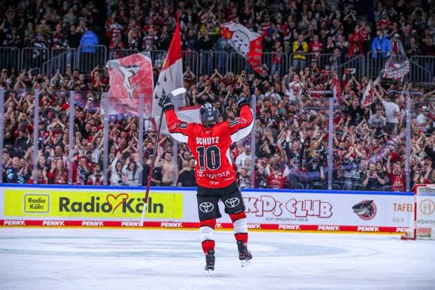 Sport Themen der Woche KW16 Sport Bilder des Tages 14.04.2025, Eishockey, DEL Play-offs, Kölner Haie - ERC Ingolstadt, Halbfinale Spiel 6, Lanxess-Arena Köln: Abschlussjubel nach dem EInzug der Kölner Haie ins Finale. Die Haie Siegen mit 3:2 gegen Ingolstadt durch Torschütze Justin Schütz (Kölner Haie 10) in der Verlängerung Nordrhein-Westfalen Deutschland *** 14 04 2025, Ice field hockey, DEL Play offs, Cologne Sharks ERC Ingolstadt, Semi-final game 6, Lanxess Arena Cologne Final cheers after Cologne Sharks win 3 2 against Ingolstadt with goal scorer Justin Schütz Cologne Sharks 10 in overtime North Rhine-Westphalia Germany