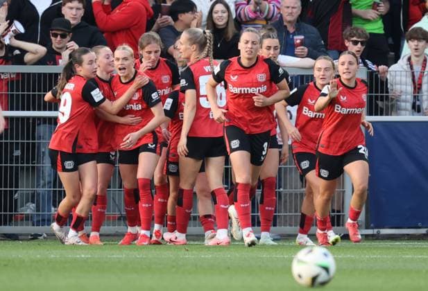 Cornelia Kramer (Leverkusen, 3. v.L) jubelt nach dem Tor zum 1-1, Leverkusen, Germany 14.04.2025, Frauen Bundesliga, 19. Spieltag, Bayer 04 Leverkusen - 1. FC Köln.